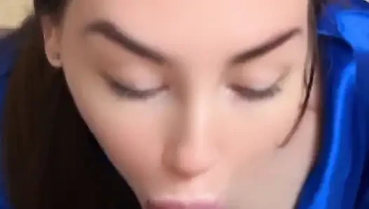 Azgın üvey kız kardeş yarağımı emmeyi seviyor!