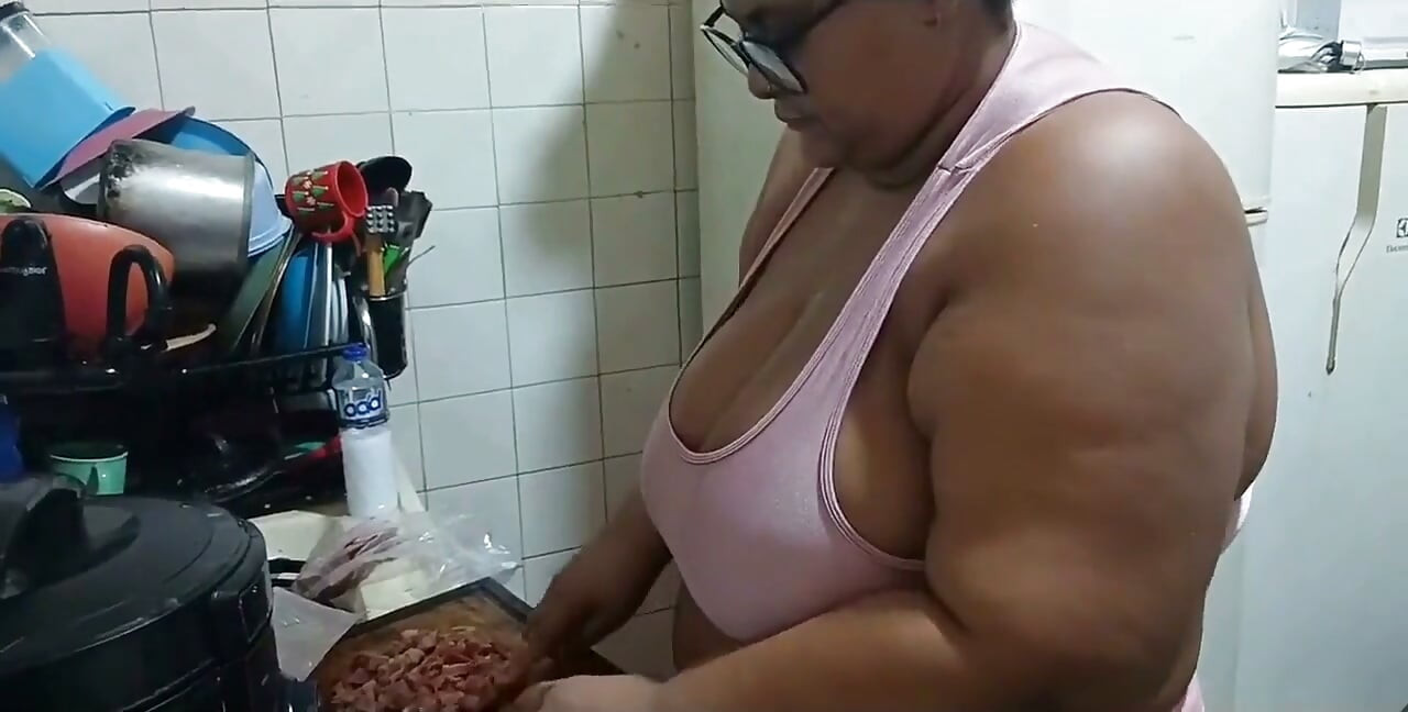 Stepmother in the Kitchen, Fucking Until She Gets a Lot of Cum in Her Mouth.