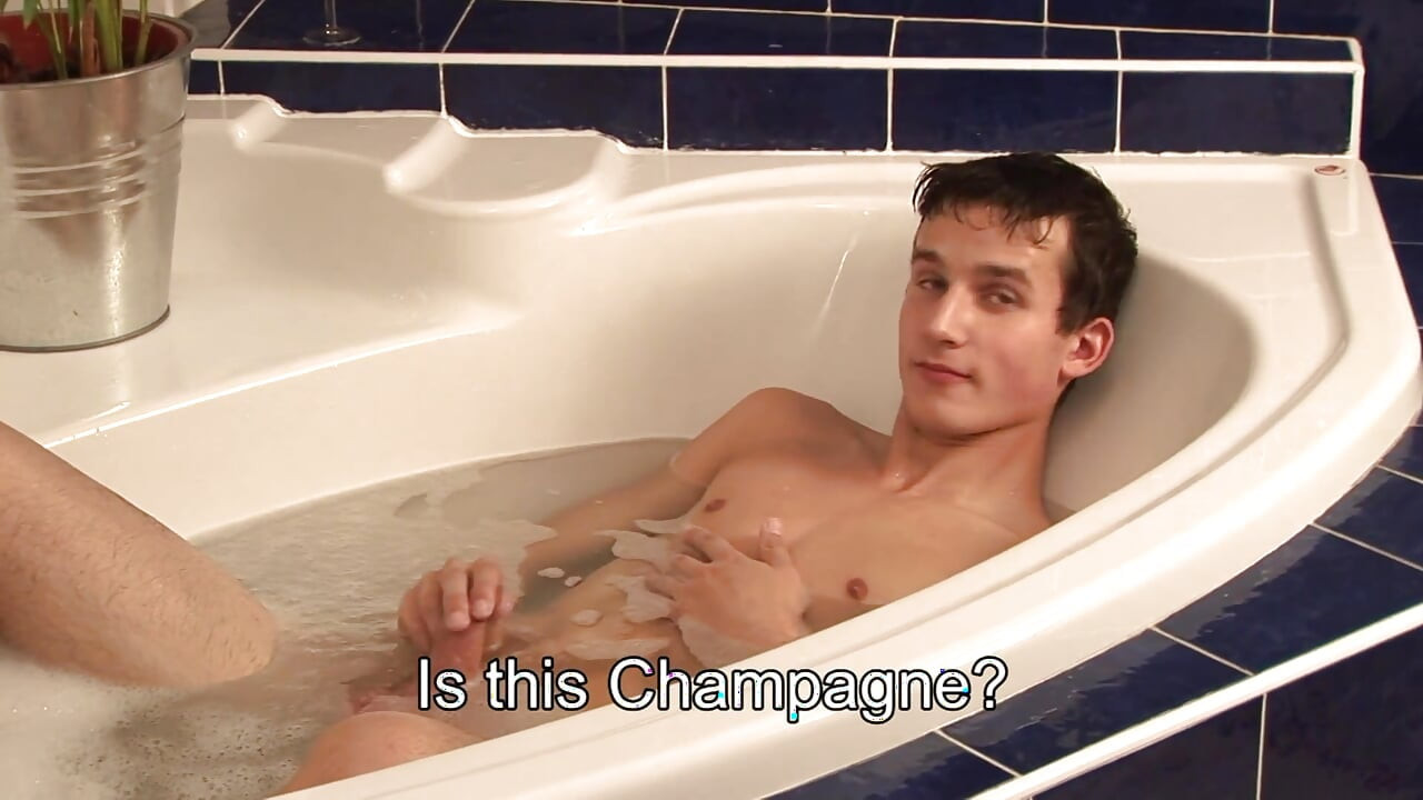 Giovane coppia gay - pompino e scopata in culo