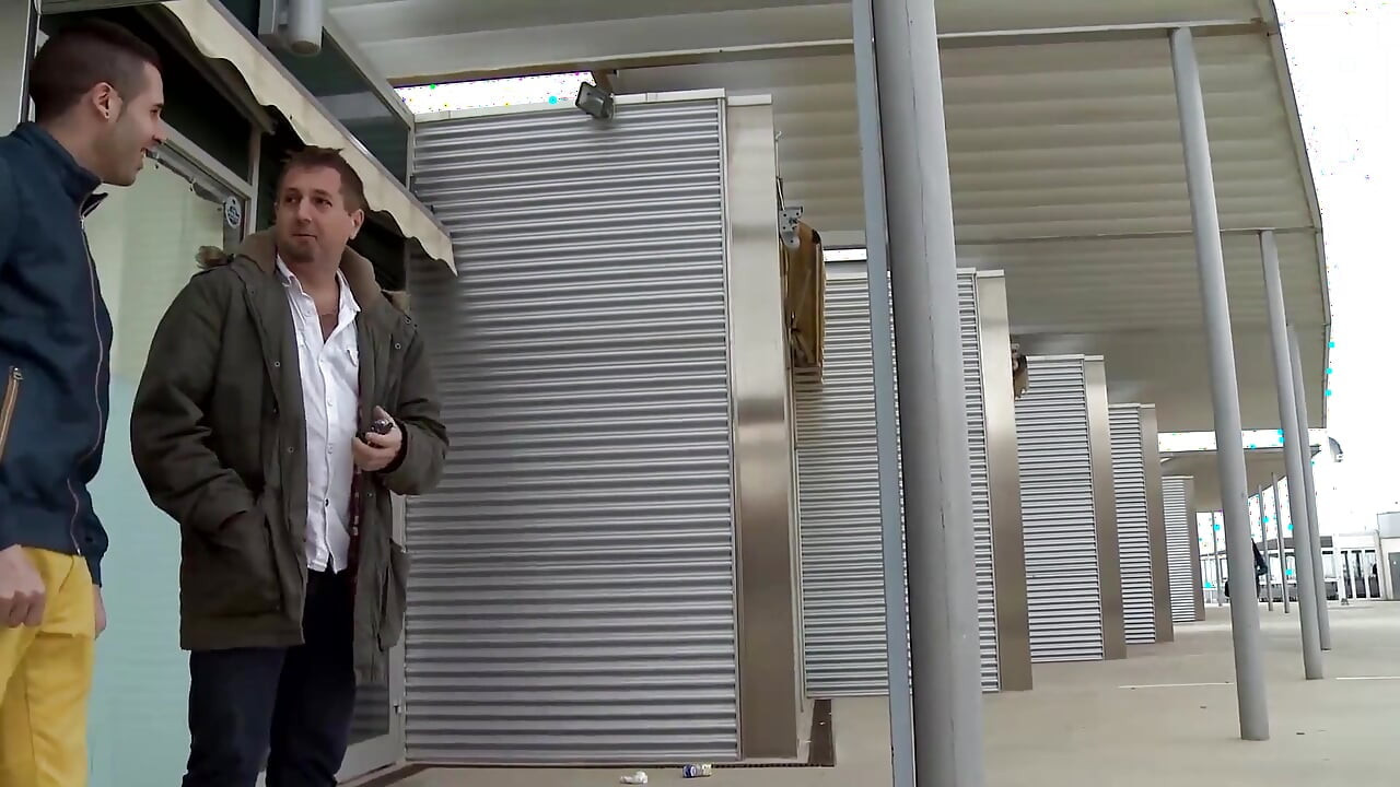 Wielkie cycki wytatuowana dziewczyna uwielbia dużego kutasa w cipce w ustach