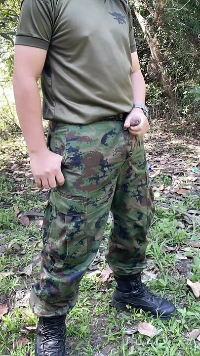 Solider Jerks Off &kommer på jobbet