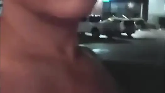 Dışarıda olmaya çalışıyordu.