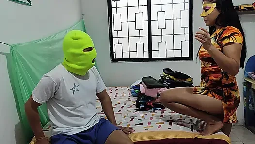 ALDATMALAR!! Üvey anne kocası uzaktayken üvey oğluna onu sikmesi için kendini suçlu hissettiriyor