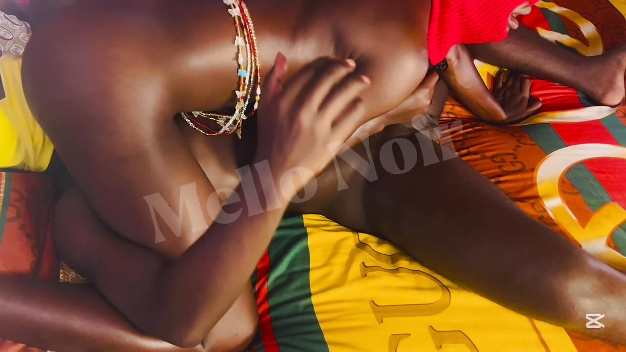 Une fille avec un gros cul mou sur une grosse bite