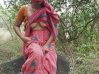印度女人在丛林里玩粗暴的肛交。