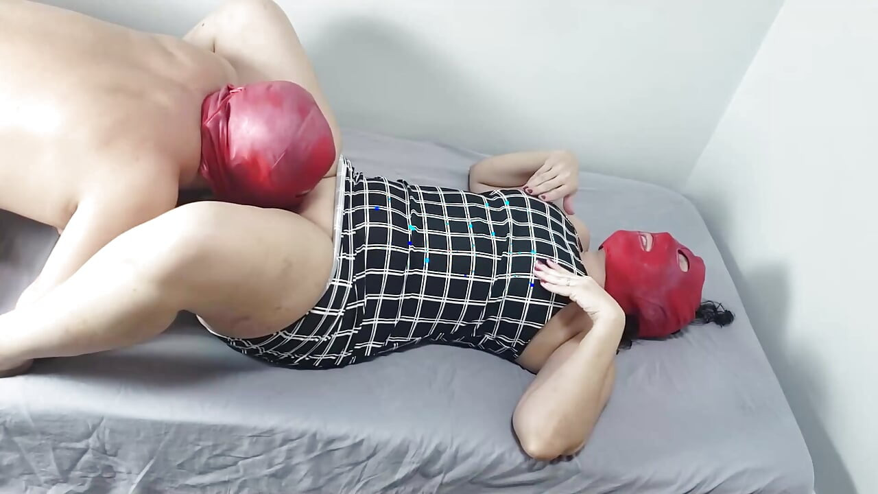 Vista Lateral, Esposa Enmascarada Con Vestido a Cuadros Recibe Adoración De Coño Y Orgasmos Reales Intensos De Vaquera