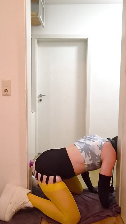 )0'ların tarzı kıyafet ve anal dildo sikişi