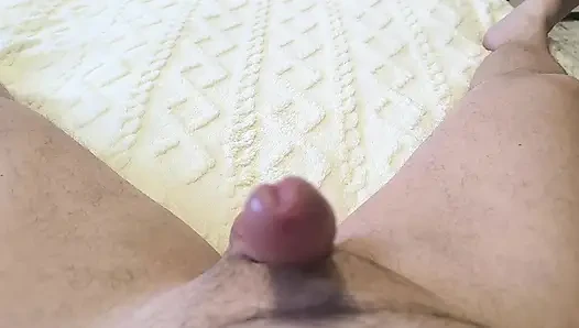 Bir adam yağlanmış yarağını sıvazlıyor.