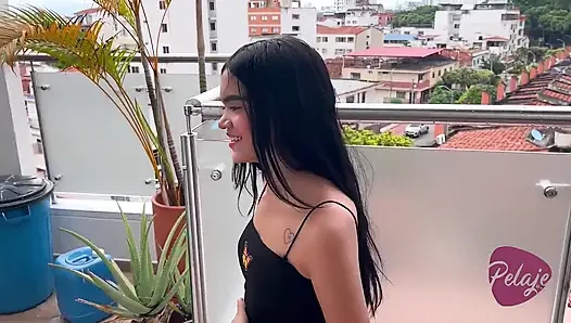 Pembantu kepergok masturbasi pakai kain sperma di depan tetangganya, dia pengen dientot sama semua orang