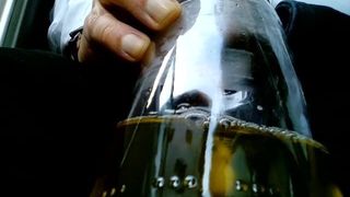 Kocalos - пью свой собственный писсинг на публике