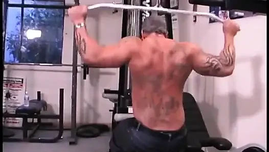 Azgın adam spor salonunda zenci orta yaşlı seksi kadını amını yaladıktan sonra sikiyor
