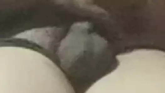 Annemin arkadaşı oğlanın boşalmasını izliyor