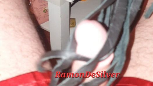 Meester Ramon masseert, spuugt en trekt zijn goddelijke pik af en kijkt naar sm -video in hete rode satijnen korte broek, heet