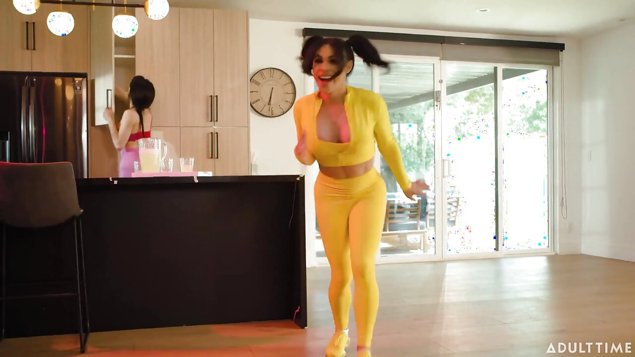 Oopsie - T-djevojke Ariel Demure i Eva Maxim dijele trans kurac Jade Venus u vrućem trojcu Glory Hole!