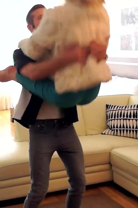 Žestoko jebanje između fit dečka i vruće plavuše milfare