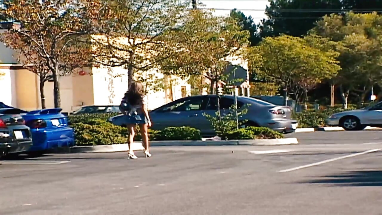 セクシーなブルネットはハードなペニスに乗るのが大好き