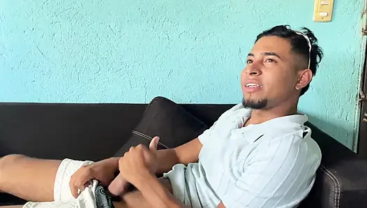 Saya membayangkan tetangga saya memberi saya oral yang lezat
