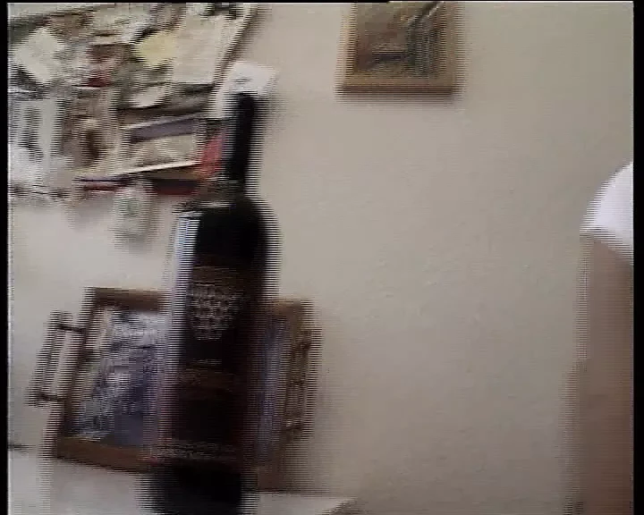 Tinejdž kučka ima seks sa staklenim flašom!