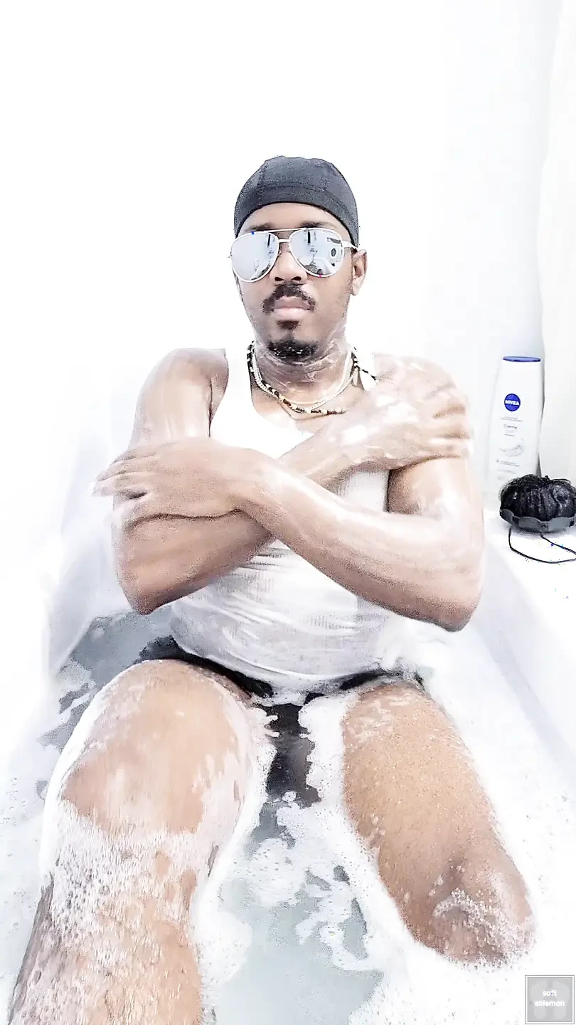I wash my body in the bath (2) (2025)