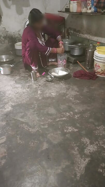In the kitchen, water was taken out of stepsister stepbrother's penis, showing big boobs and Hindi audio best handjob.