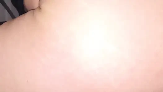 Он жестко трахнул меня сзади, и он зашел в меня.