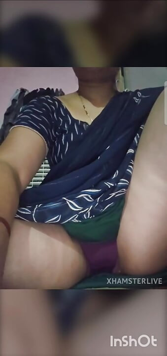 Desi bhabhi ne kursi pe beth ke apni chooth ke maje liye