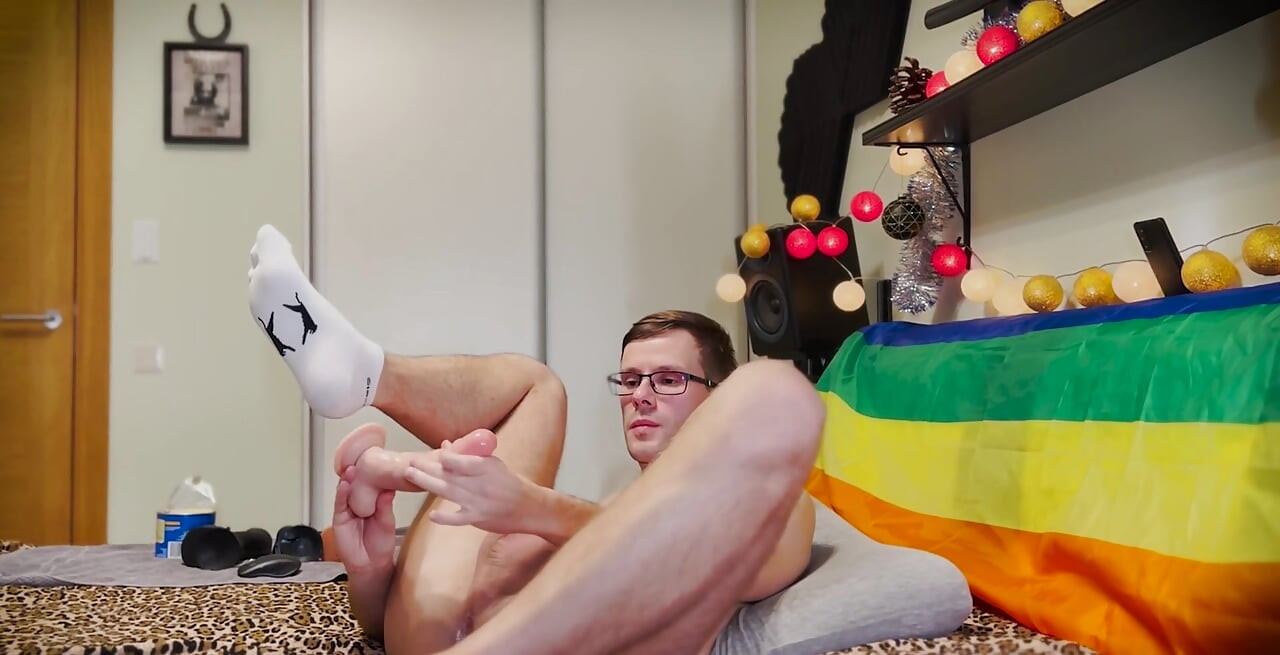 अविश्वसनीय वीडियो. कैमरा आजमाना और विशाल डिल्डो आजमाना। यह बहुत बड़ा है । जब मैं अंत में इसे अंदर फिट करता हूं, तो मैं लगभग तत्काल