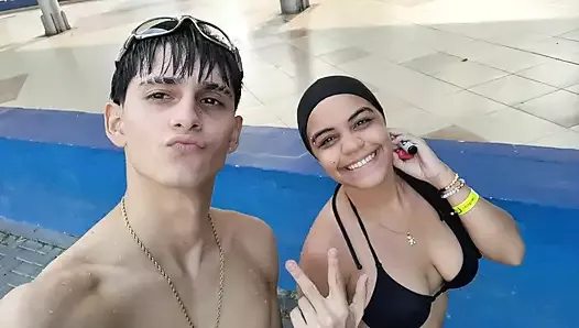 STEPBROTHER COUPLE RECORD THEMSELVES FUCKING BUT BEFORE THAT THEY ARE GOING TO TAKE SOME PICTURES IN THE POOL - HOMEMADE PORN IN SPANISH
