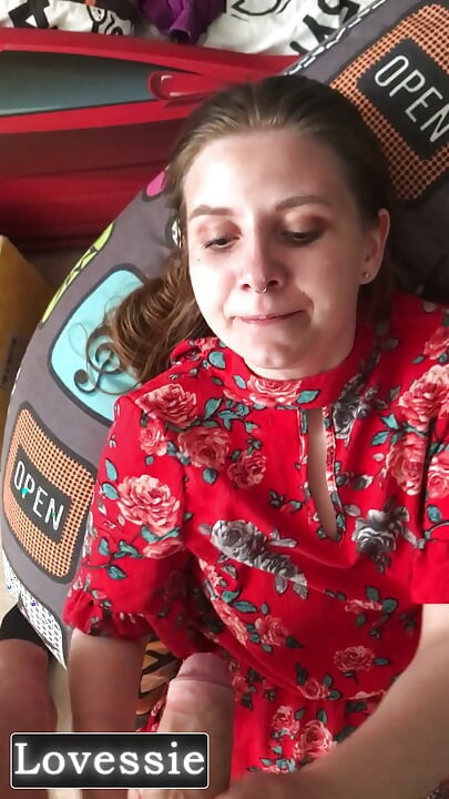 Uma linda milf em um vestido vermelho chupou o pau do vizinho na varanda e o convidou de volta para sua casa - Lovessie