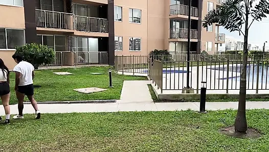 Tetanggaku, yang seorang pelatih, ditawarkan untuk mengajariku... dan kami akhirnya berkeringat lebih dari biasanya