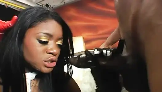 Siyah sürtük üç iyi donanımlı adamla ırklararası dörtlü seks yapıyorlar