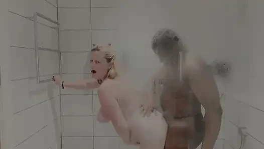Развлечение в душе с трахом Marie