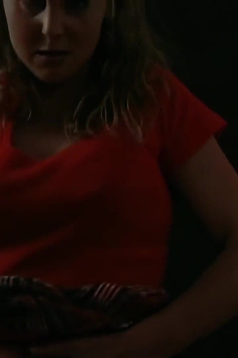 젊은 창녀가 부드러운 엉덩이에 세게 박히길 원한다