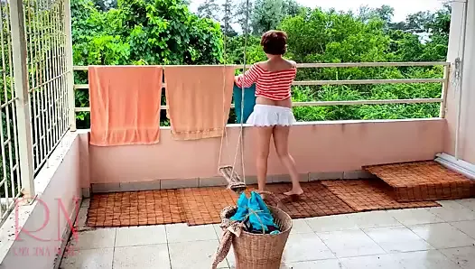 Linge nu. la femme de ménage sèche le linge dans la buanderie.