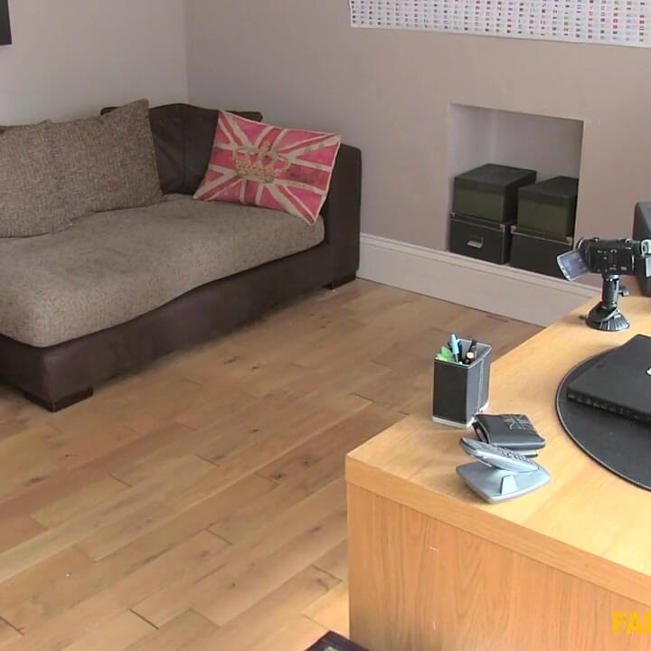 Fake Agent UK - エージェントの日は、太めのブロンドの美女が膣を広げて作り上げる