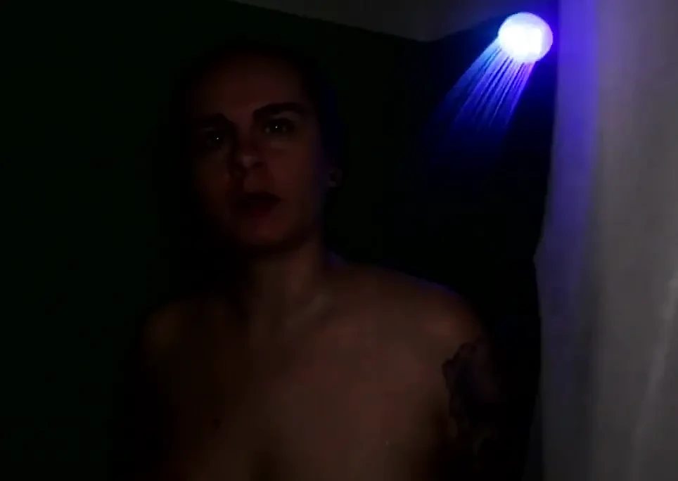 我找到了进入这个淋浴的方式与灯光秀. 加入我, 在我准备拍摄我的第一次时, 看到我擦遍每一英寸