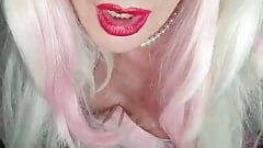 Ejaculare cu sfârcuri roz transsexuale umflate