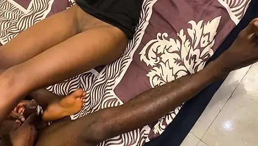 Kakak tiri mergokin aku lagi nonton