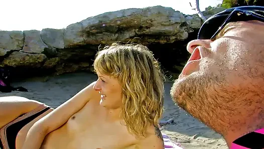 Великолепная мокрая пизда Chica ожидает широко раскрытого для огромной любовной палки, имеют ее