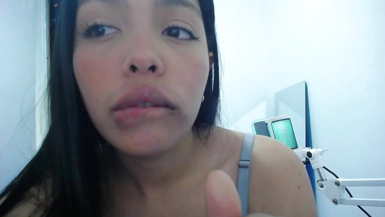 "Mi primer show frente a la webcam - Desnudándome para ti"