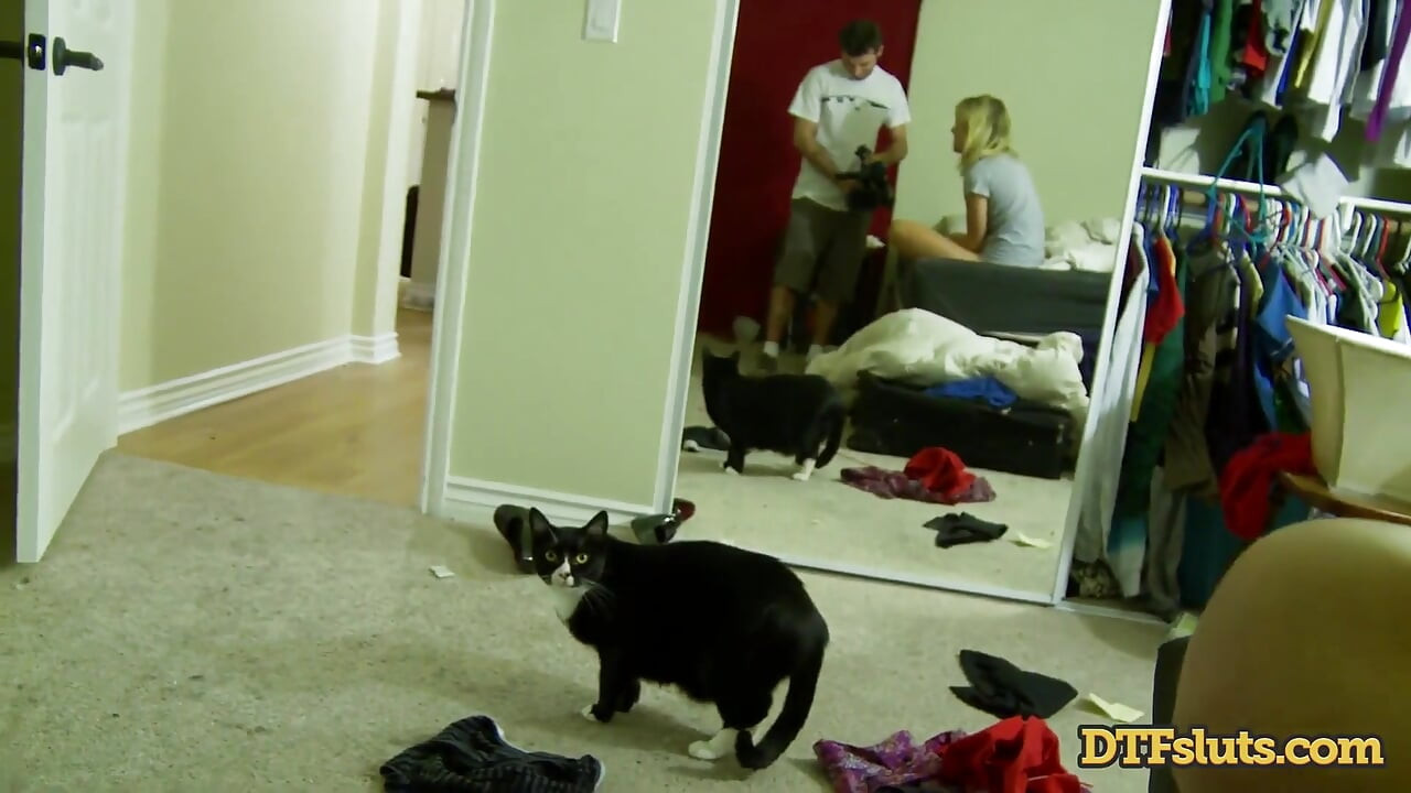 Cette petite blonde entièrement naturelle adore quand son copain punit sa chatte