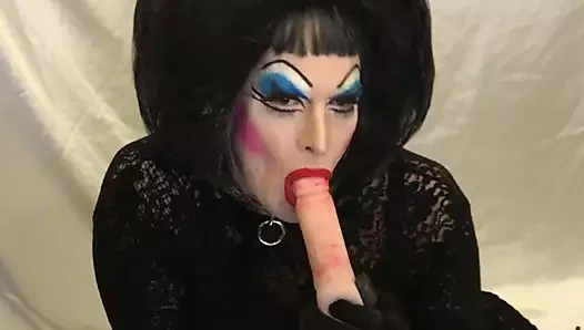 Ağır makyaj sürtük berbat ve derin boğaz yapay penis