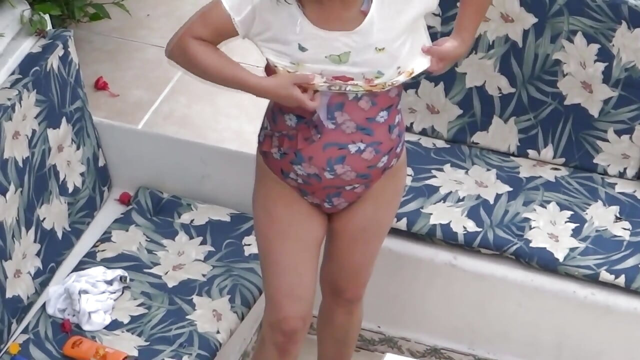 Sahildeki güzel üvey anne bikini koymak için kıllı amını tıraş ediyor.