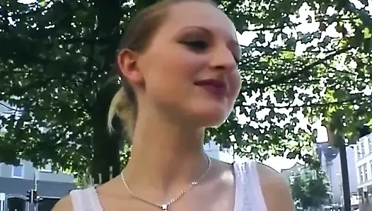Öffentlicher blowjob neckt und schlampige fingerexplosion