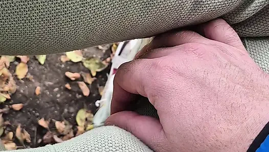 Bulgar kalın yarak şişkinlik alıyor ve şehir parkında bir bankta döl boşaltıyor.