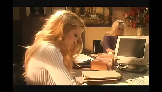 Di kantor saya mengisap penismu