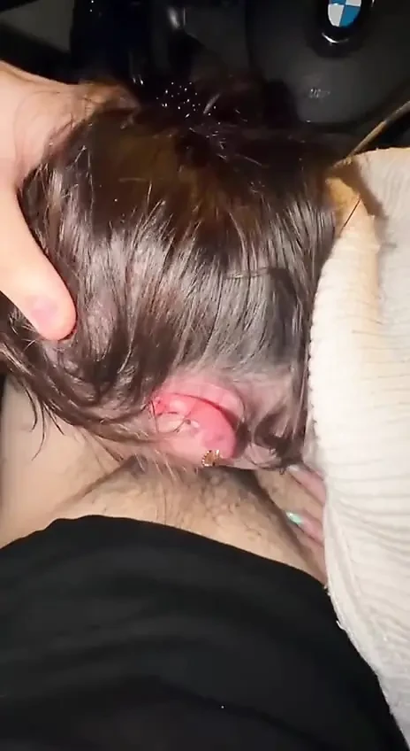 德国女郎Saskialove在车里给18岁的护士口交直到他高潮