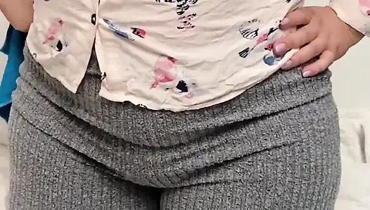 Meine MILF-stiefmutter putzt und hüpft ihren schönen arsch in yogahosen