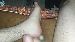 Vuile voeten bedekt met sperma