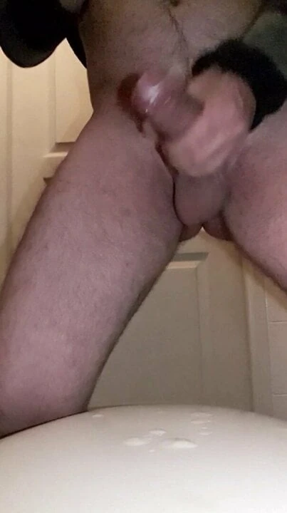 Grosse branlette dans les toilettes humm